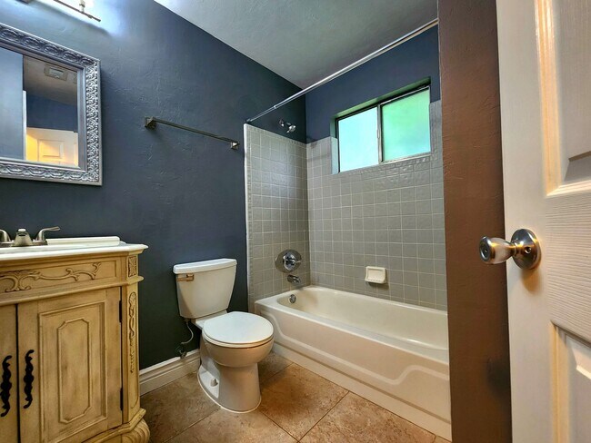 Building Photo - FOR RENT 4 bed 3 bath home