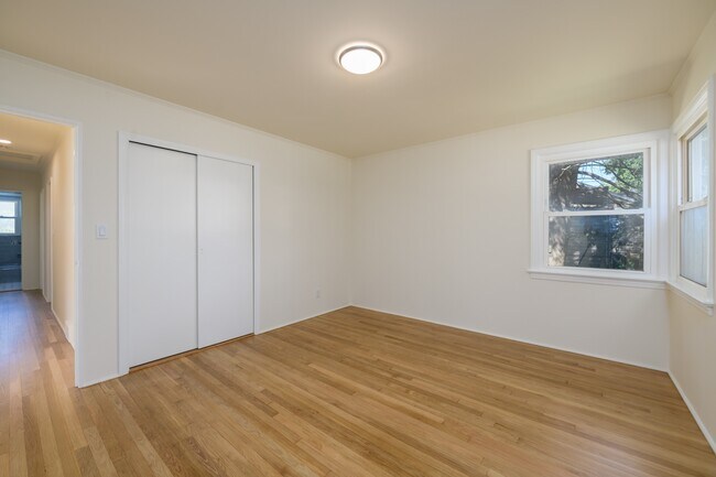 Building Photo - 361 Meadowbrook Ave