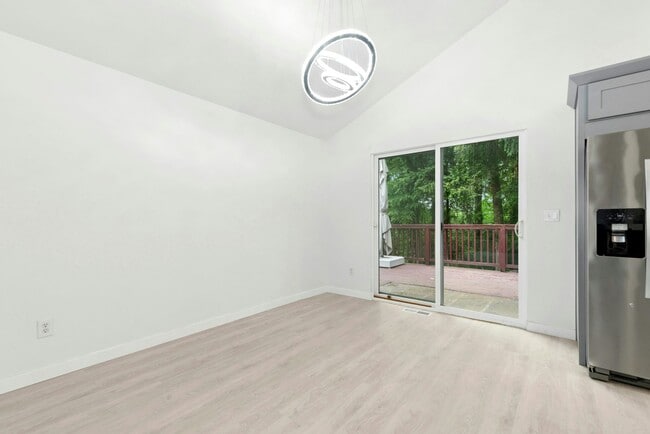 Building Photo - 4bd/2.5ba Bellevue Home