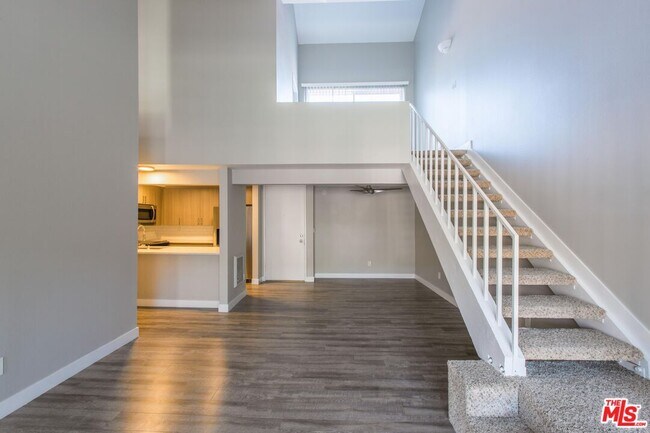 Building Photo - 6600 Beachview Dr