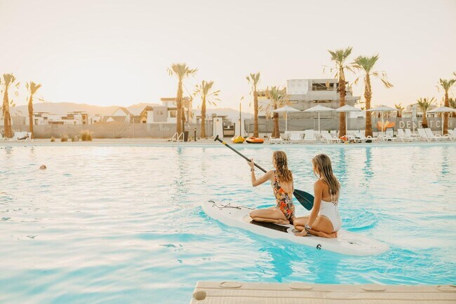 Building Photo - Gorgeous Desert Color Home!