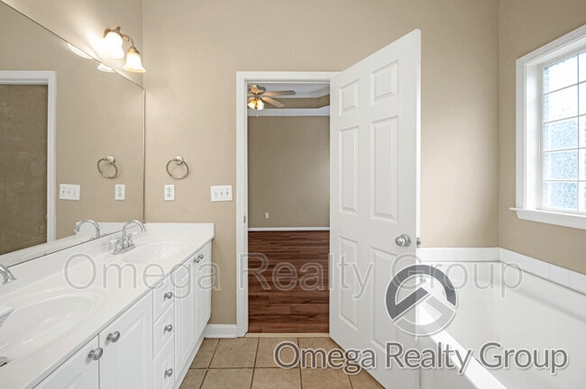 Building Photo - 2130 Forest Lakes Ln