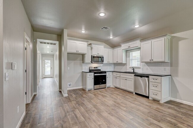 Building Photo - 618 Juniper St