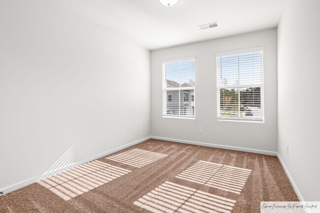 Building Photo - STUNNING TOWNHOUSE IN LEXINGTON'S MURRAY V...