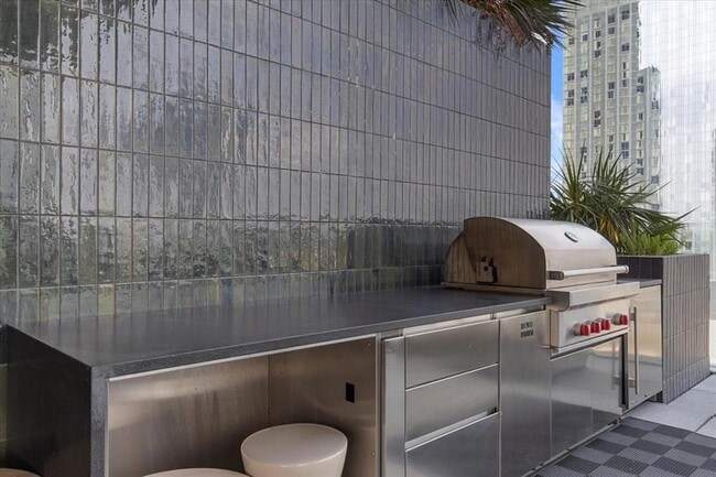 Building Photo - 610 Davis St