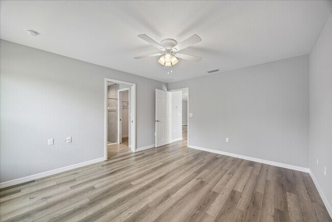 Building Photo - **Discover Your Dream Home in Marion Oaks**