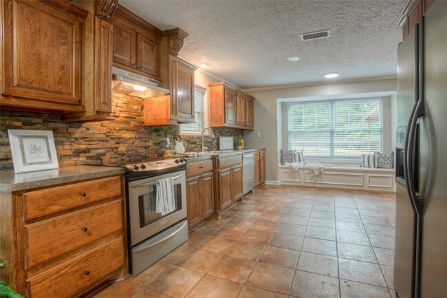 Building Photo - 6016 Teas Nursery Rd