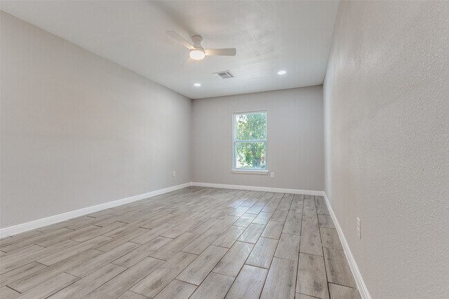 Building Photo - 5954 Belneath St