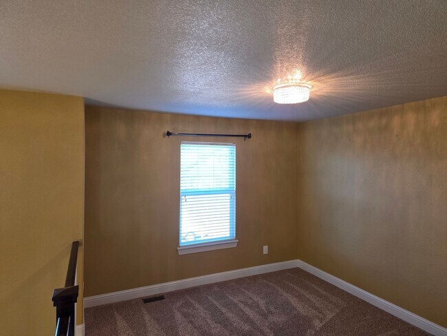 Building Photo - Beautiful and Expansive 4 Bed 3 Bath SFR by Buckley AFB