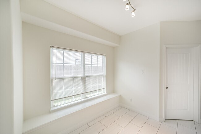 Building Photo - 10618 Bassoon Dr