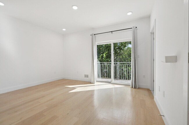 Building Photo - 131 Zabriskie St