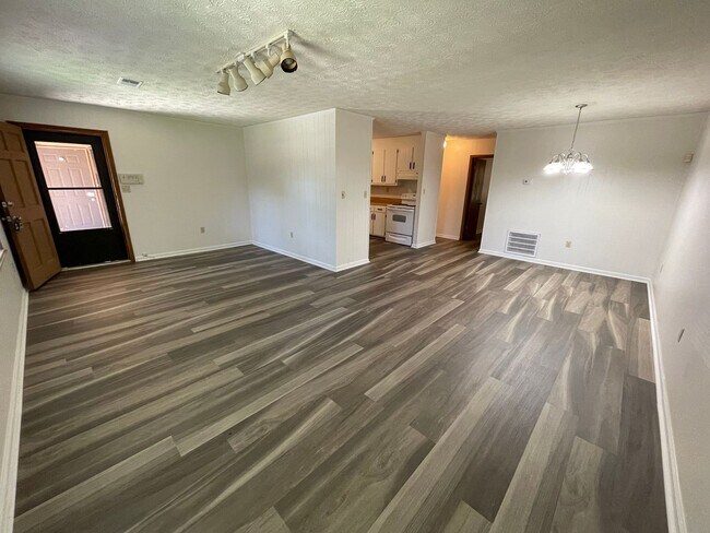 Building Photo - Secluded 2/1.5 Apartment East Rome $1,095