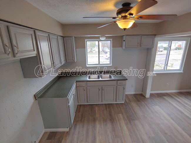 Building Photo - Freshly painted 3 bedroom with new flooring throughout!