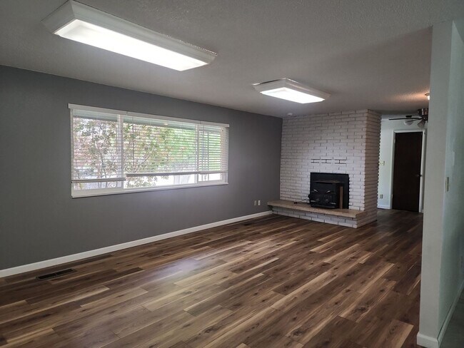 Building Photo - 3210 N Bulldog Rd