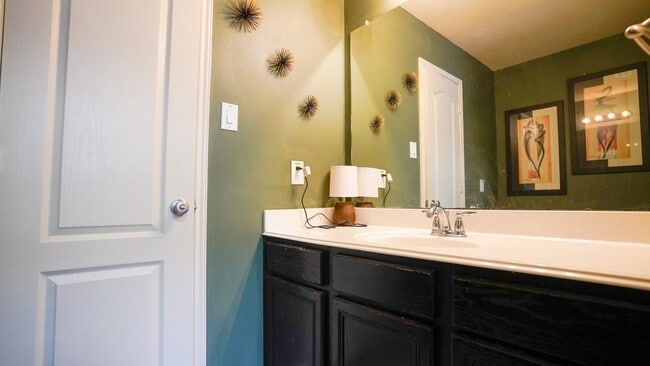 Building Photo - 2109 Mooncrest Dr