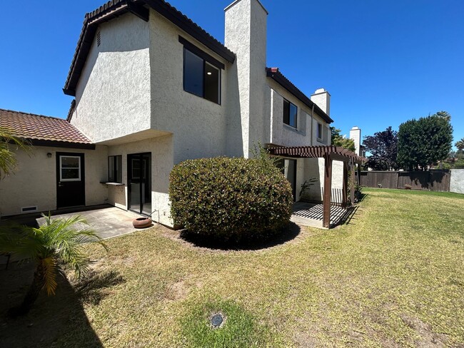 Building Photo - Spacious Newly Remodeled Townhome in Bonsa...