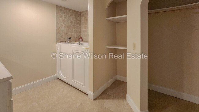 Building Photo - 5 Acres! Land to Roam and a big house to go with it!