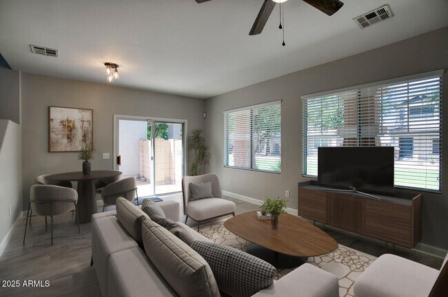 Building Photo - 1552 S Roadrunner Dr