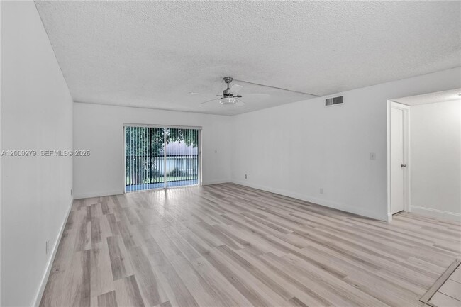 Building Photo - 8513 Old Country Manor