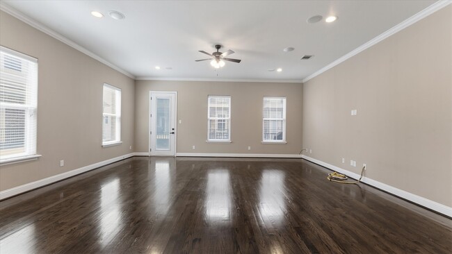 Building Photo - 922 W 20th St