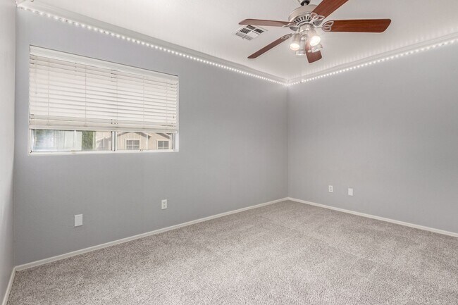 Building Photo - 4 Bedroom 2.5 Bath w/3 Car Garage in Super...