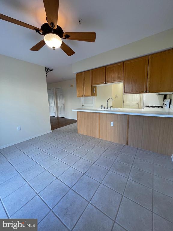 Building Photo - 208 Strawberry Ct