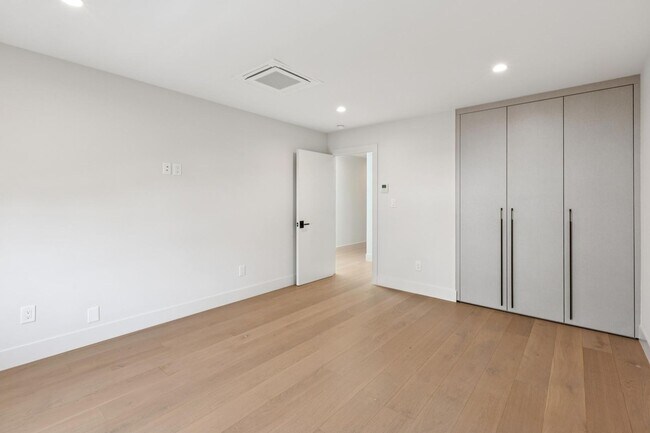 Building Photo - 330 27th Ave