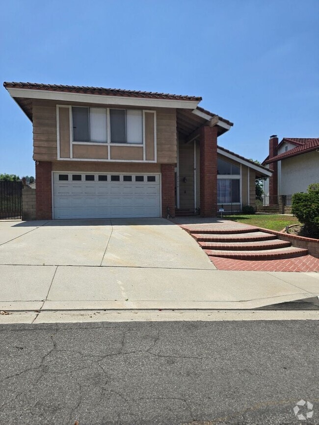 Building Photo - BEAUTIFUL 4 BEDROOM 3 BATH HOUSE. MOVE IN ...