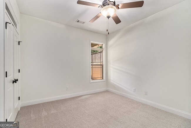 Building Photo - 180 Greenview Dr