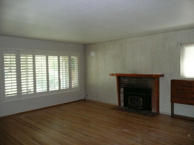 Living room - 3882 Yale Way