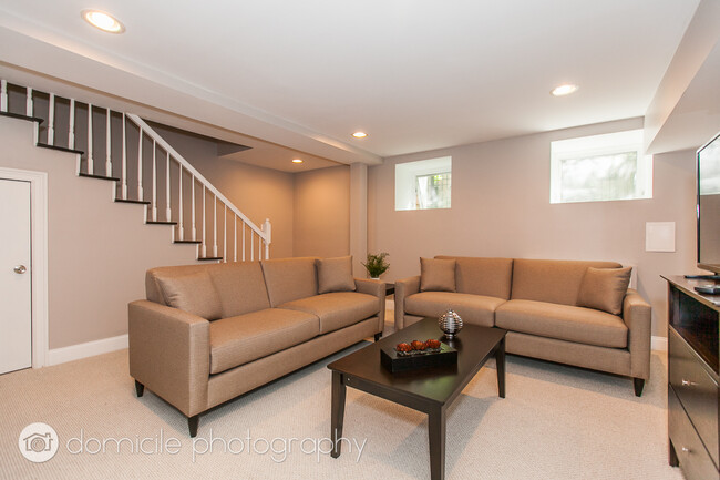 Building Photo - 806 S Oakley Blvd