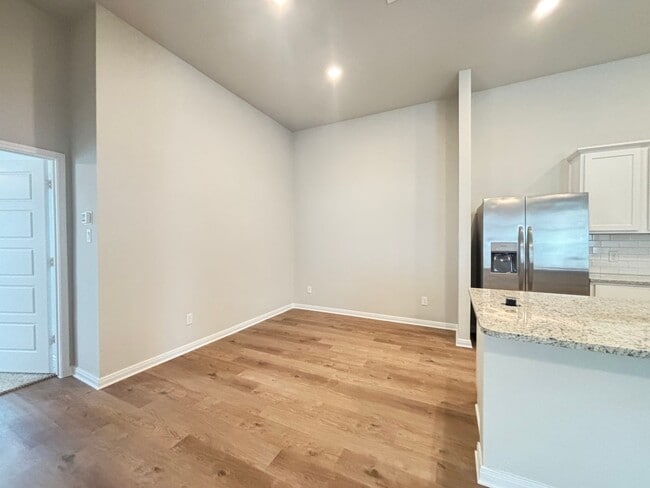 Building Photo - Want luxury living in the Far West ...Look no further...Amanda Park is it!