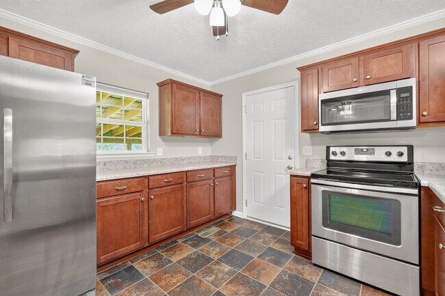 Building Photo - 2504 Angelyn Dr