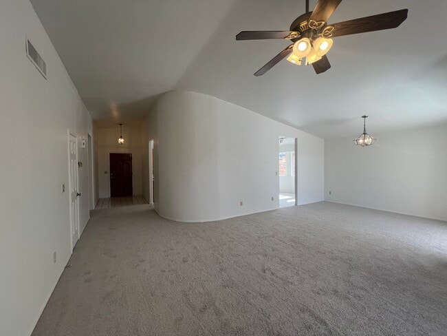 Building Photo - Comfortable & Attractive 3 Bedroom 2 Bath East Side Home Convenient to Everything