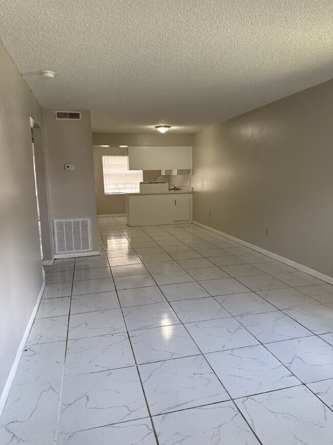 Building Photo - 2 bedroom 1 bath unit available for immedi...
