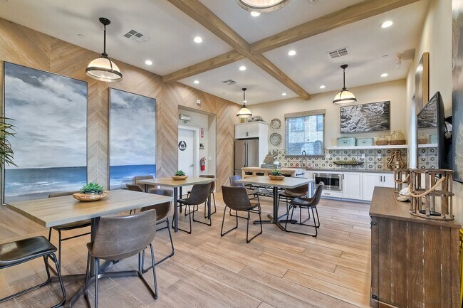 Building Photo - 2211 Solara Ln