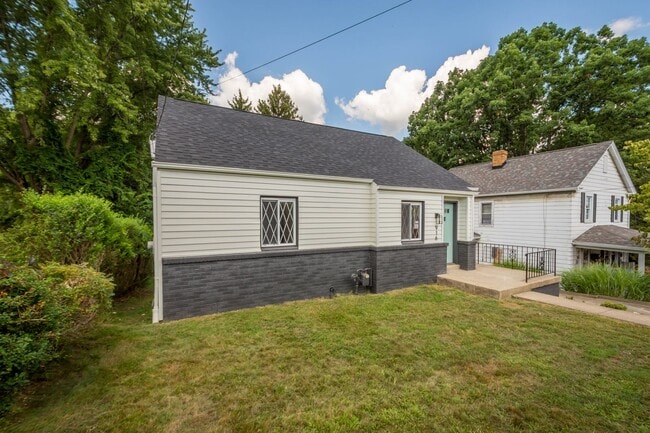 Building Photo - MOVE IN TODAY! DON'T MISS THIS NEWLY RENOV...
