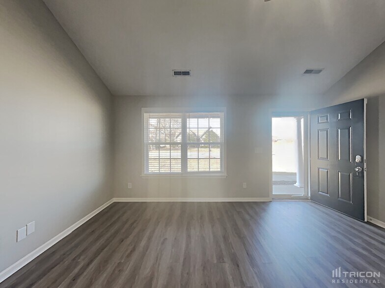 Building Photo - 901 Laramie Ct