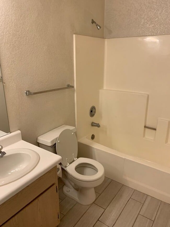 Building Photo - 2 bed 2 bath condo on 3rd floor