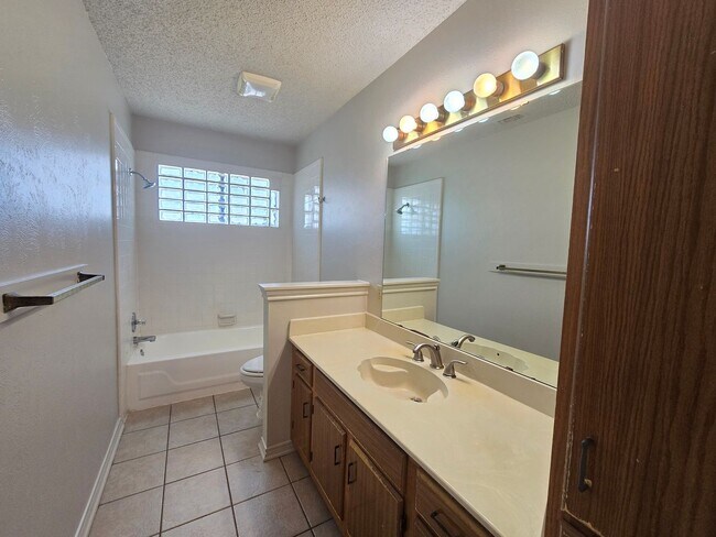 Building Photo - 906 Meadow Cir N