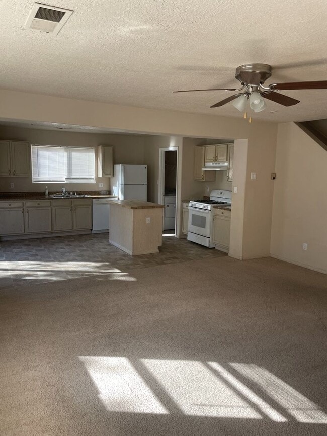 Building Photo - Convenient Westside location!