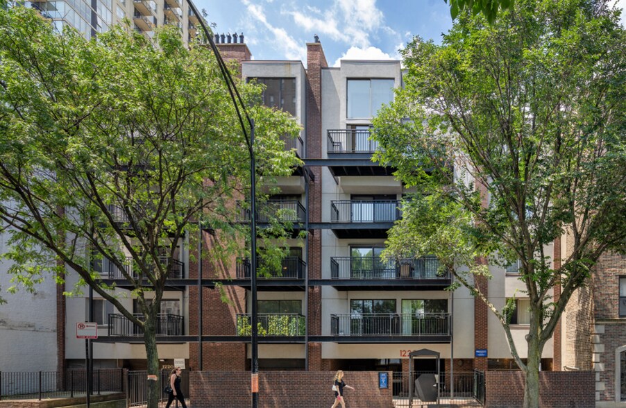 Building Photo - 1225 N La Salle Dr