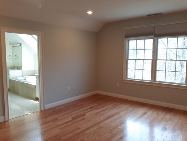 Building Photo - 344 Boylston St