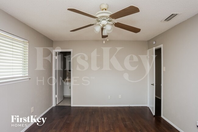 Building Photo - 908 Wandering Way Dr