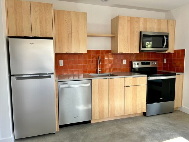 Building Photo - Modern 1BR Apt. (Built 2023), Walk to Down...