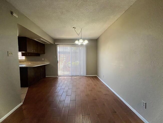 Building Photo - *2 Bedroom, 2.5 Bath Condo* ~move in ready...