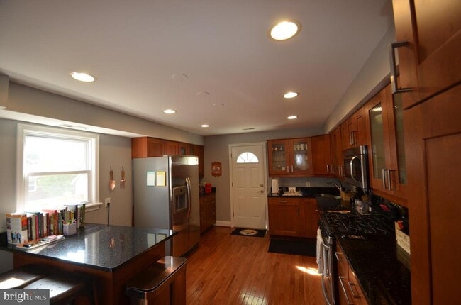 Building Photo - 3723 S Four Mile Run Dr