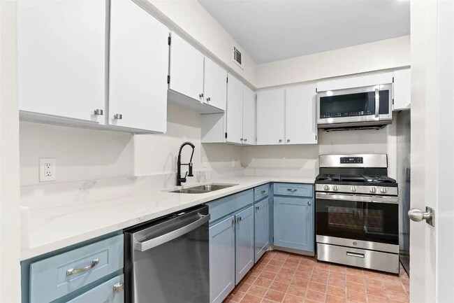 Building Photo - 15920 Archwood Ln