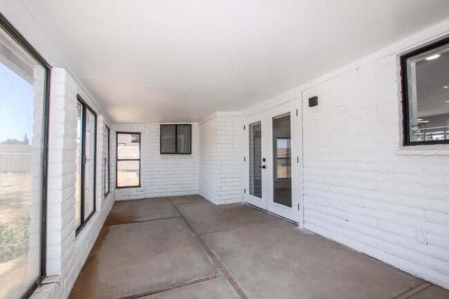 Building Photo - 3 bedroom 2 bathroom with AZ room