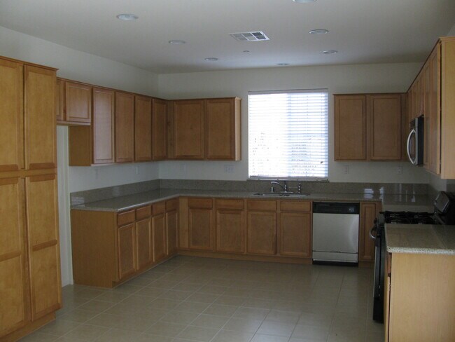 Building Photo - Temecula- 40534 Cape Charles, SOLAR HOME!